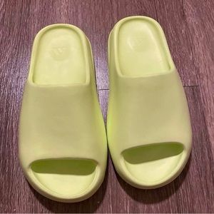 SZ 6/7.5W Yeezy Slides Green Glow